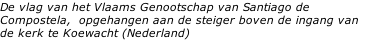De vlag van het Vlaams Genootschap van Santiago de Compostela,  opgehangen aan de steiger boven de ingang van de kerk te Koewacht (Nederland)